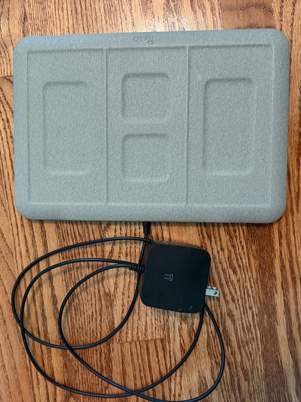 Halo wireless Charging Pad with Black Power Adapter